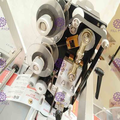 آلة وضع العلامات على الزجاجة المستديرة اللاصقة آلة وضع العلامات على الزجاجات شبه الأوتوماتيكية