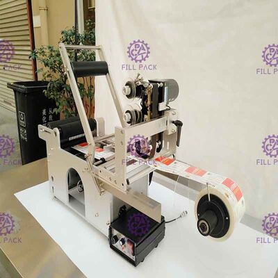 آلة وضع العلامات على الزجاجة المستديرة اللاصقة آلة وضع العلامات على الزجاجات شبه الأوتوماتيكية