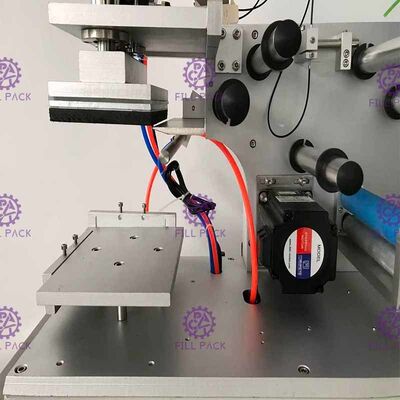 آلة وضع العلامات على الزجاجات المسطحة المربعة 2000BPH الجرار اللاصق شبه الأوتوماتيكي