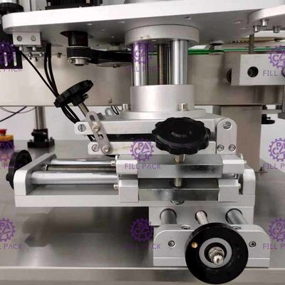 آلة وضع العلامات على الزجاجات المستديرة ذاتية اللصق أداة وضع الملصقات على زجاجة PET