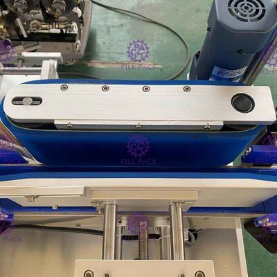 آلة وضع العلامات اللاصقة أحادية الجانب 1800bph للزجاجة المستديرة الصغيرة