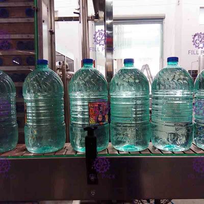 متعددة الوظائف 8 رؤساء شرب زجاجة مياه ملء النبات 800BPH لزجاجة 5L
