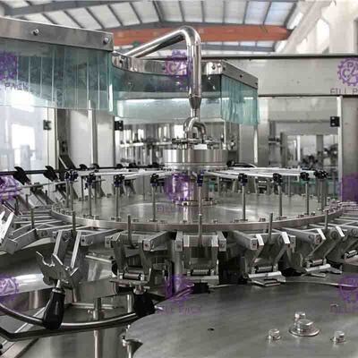 آلة تعبئة عصير 6000BPH بنظام التدفق الخلفي مع تحكم PLC
