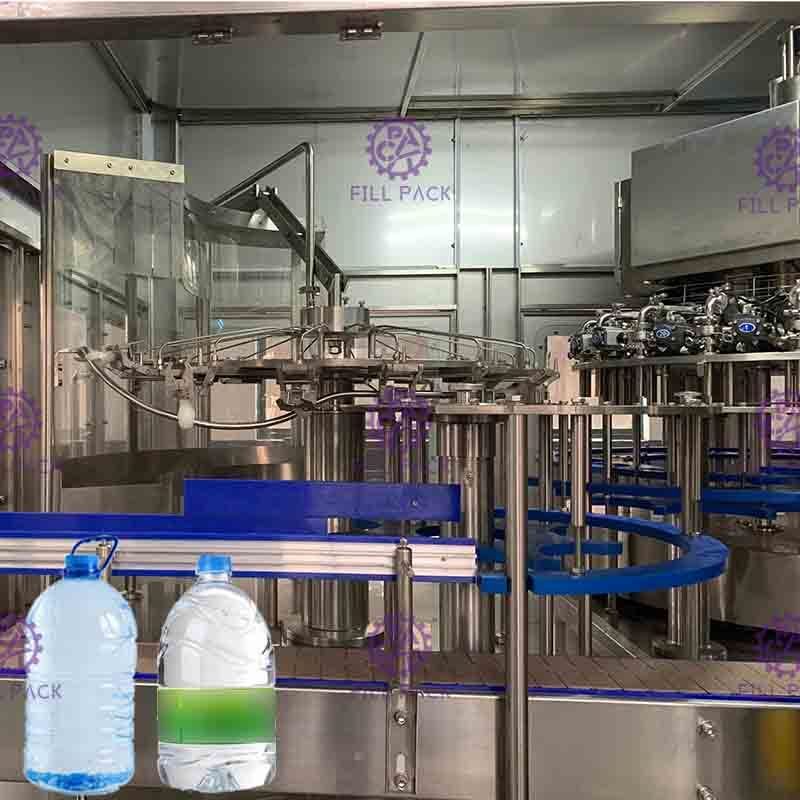 كامل التلقائية 3 في 1 الشرب تعبئة المياه مصنع ل4.5L / 5L PET زجاجة